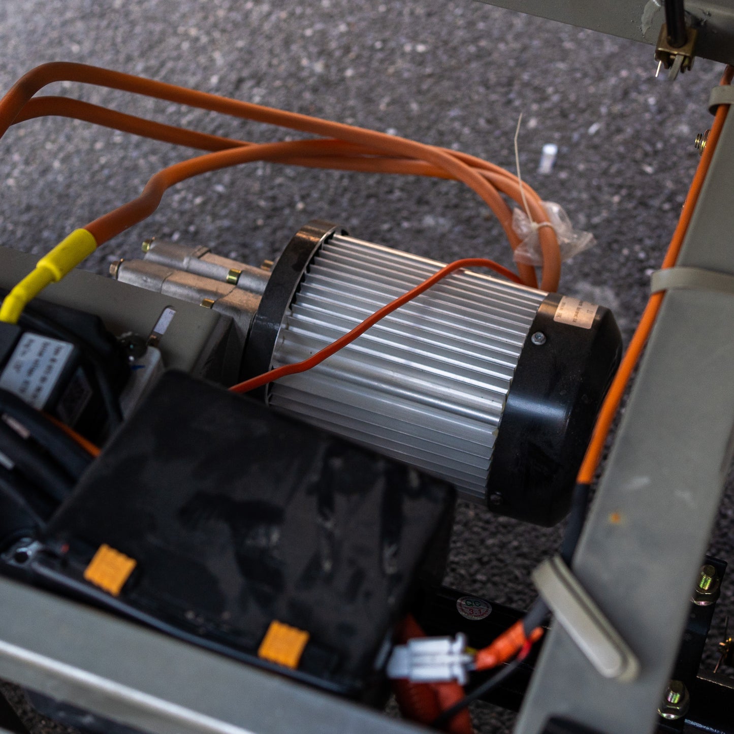 Triciclu electric cu benă basculabilă, fără permis (viteza 25Km/h), AMR 400, 3900W, acumulatori 80Ah