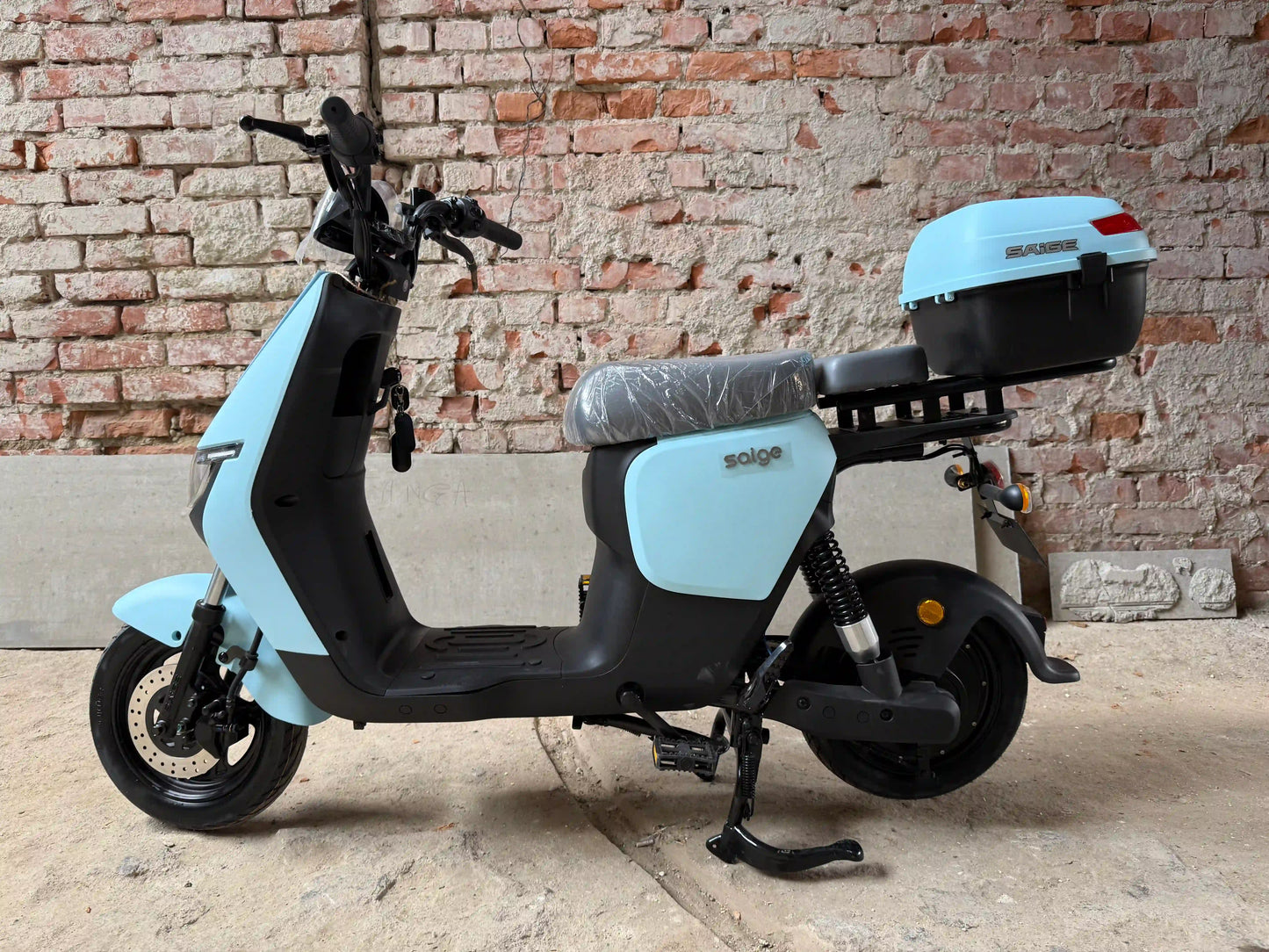 Scuter Electric Fără Permis Saige Rapid XJH, Viteză Maximă 25 km/h, Motor 800W, Autonomie 60km, Baterie 60V 20Ah