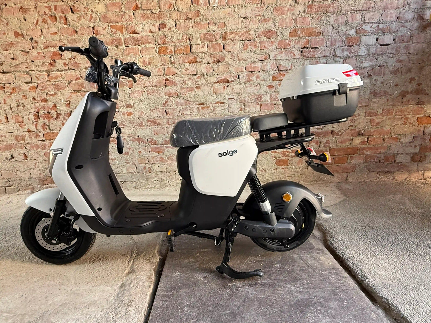 Scuter Electric Fără Permis Saige Rapid XJH, Viteză Maximă 25 km/h, Motor 800W, Autonomie 60km, Baterie 60V 20Ah