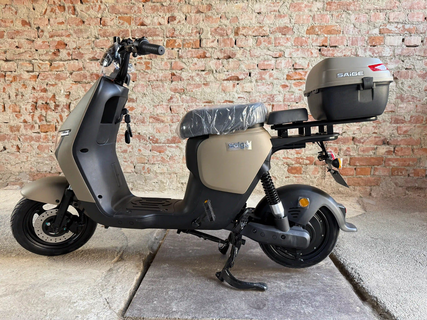 Scuter Electric Fără Permis Saige Rapid XJH, Viteză Maximă 25 km/h, Motor 800W, Autonomie 60km, Baterie 60V 20Ah