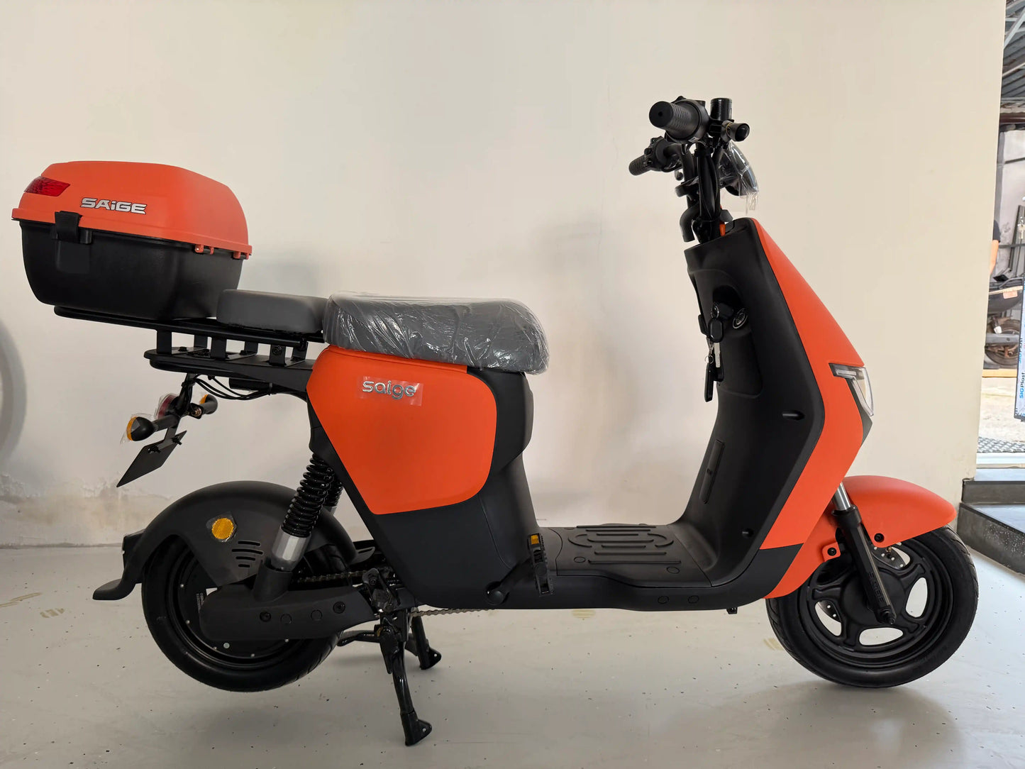 Scuter Electric Fără Permis Saige Rapid XJH, Viteză Maximă 25 km/h, Motor 800W, Autonomie 60km, Baterie 60V 20Ah