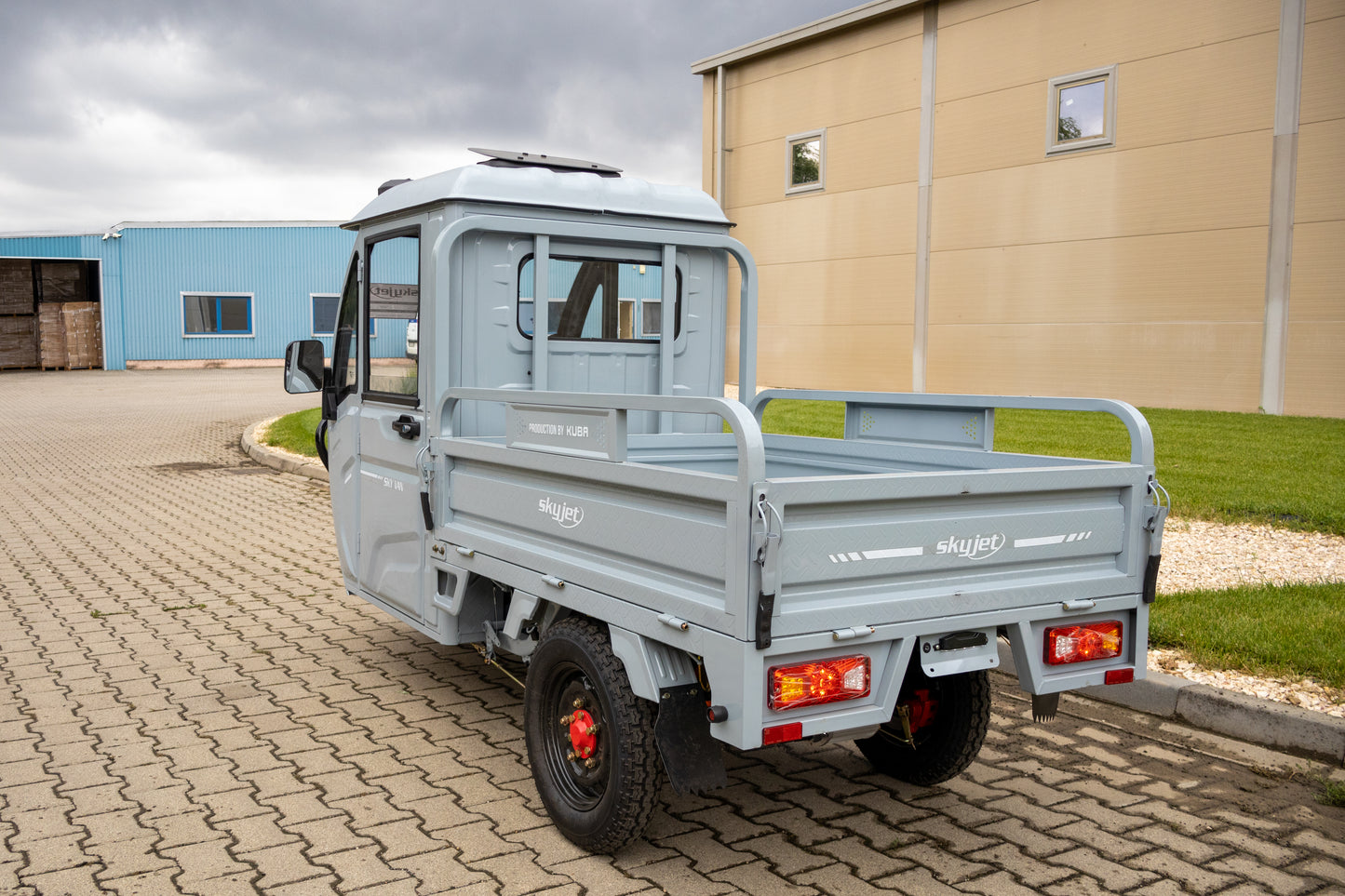 Tricicletă Electrică Skyjet E-Kamyonet Sky Van Fără Permis, Viteză Maximă 25 km/h, Cabină, Benă Basculabilă, Autonomie 60km, Motor 3000W, Baterie 72V 45Ah
