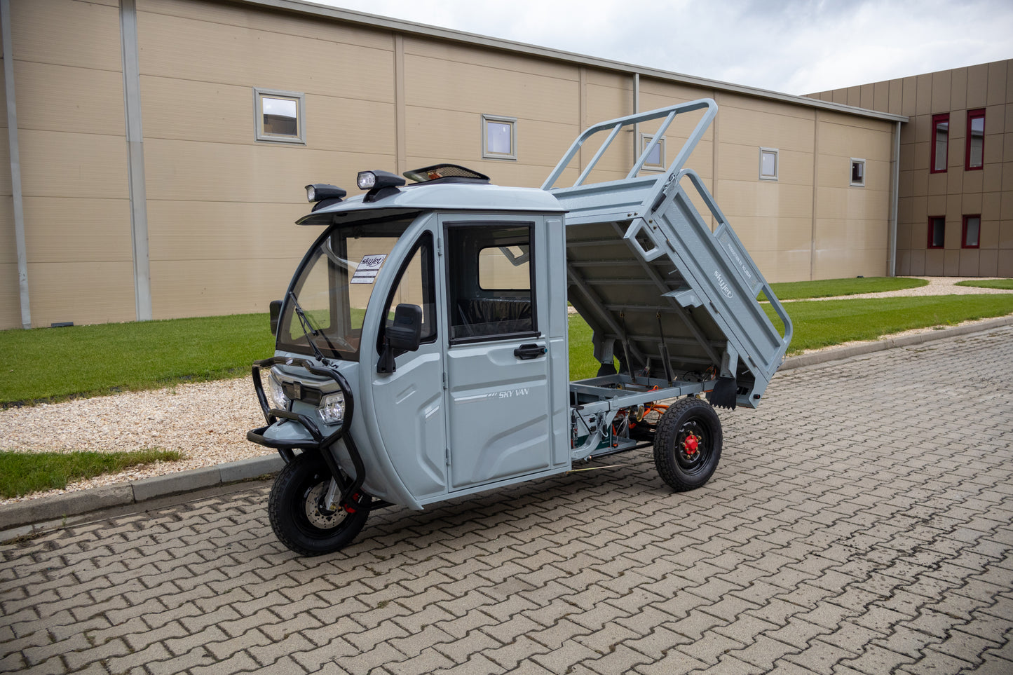 Tricicletă Electrică Skyjet E-Kamyonet Sky Van Fără Permis, Viteză Maximă 25 km/h, Cabină, Benă Basculabilă, Autonomie 60km, Motor 3000W, Baterie 72V 45Ah