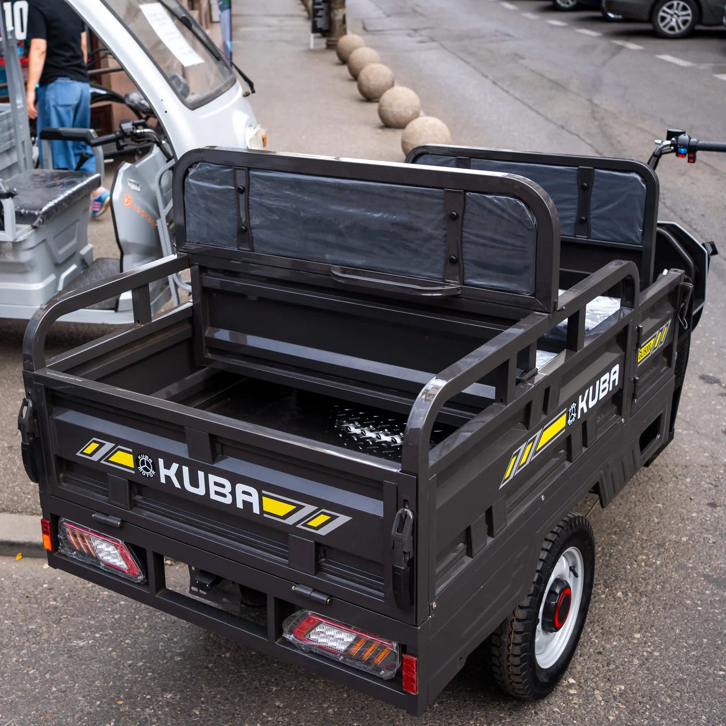 Tricicletă Electrică Kuba GL15000 PICNIC Fără Permis, Viteză Maximă 25km/h, Autonomie 60km, Benă cu Banchetă, Motor 1500W, Baterie 72V 45Ah