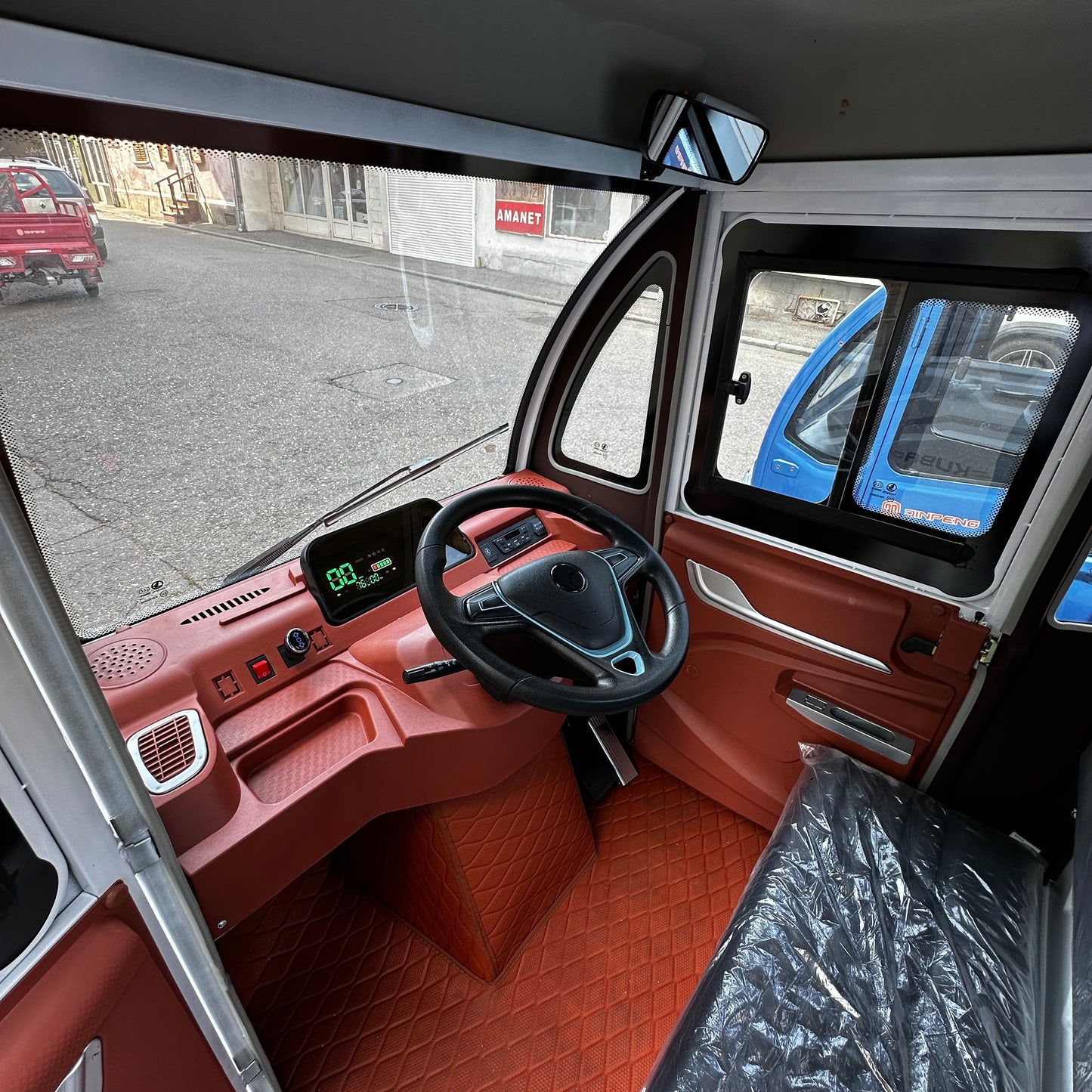 Tricicletă electrică KUBA E-KAMYONET cu cabină, benă basculabilă obloane rabatabile 1500W 72V 58Ah