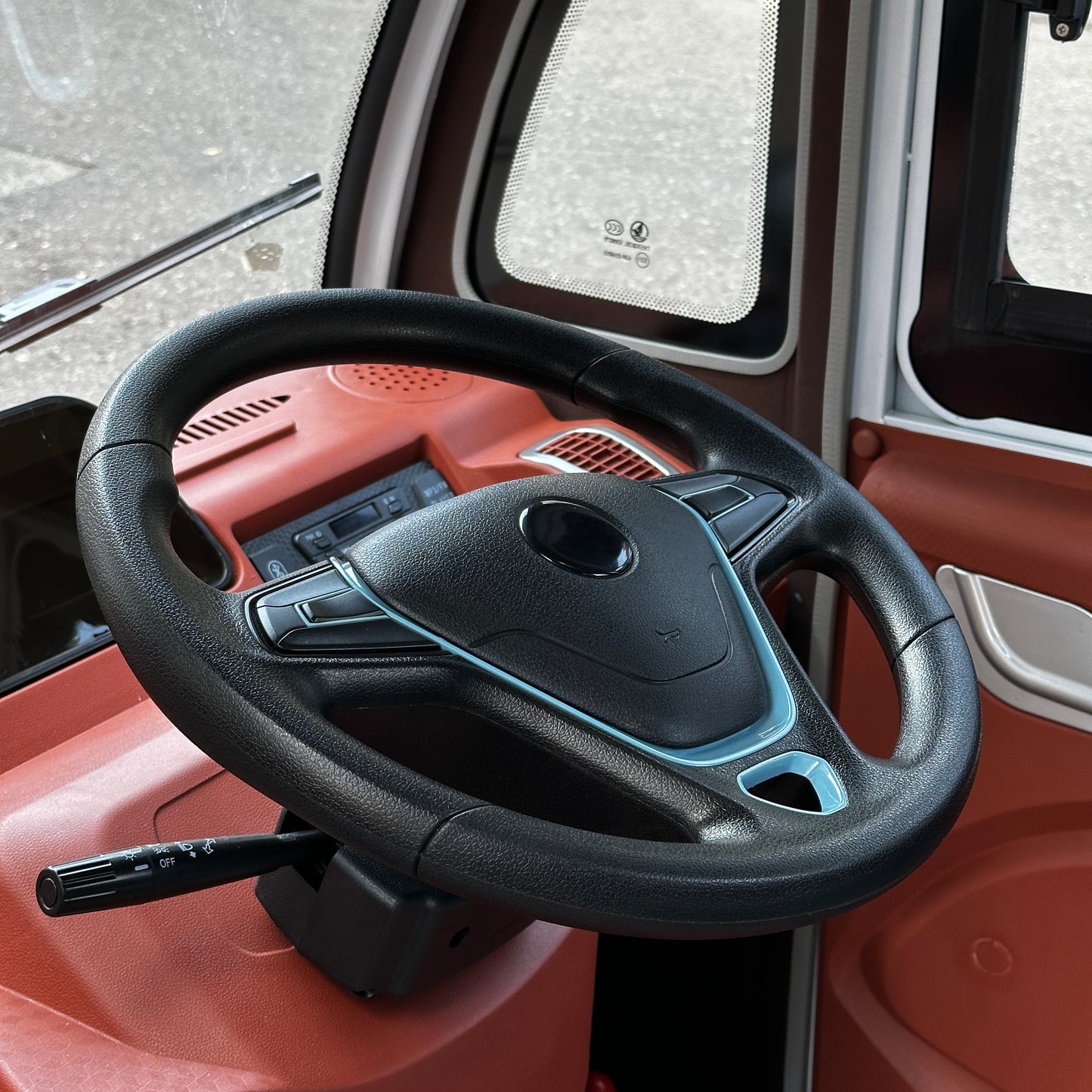 Tricicletă electrică KUBA E-KAMYONET cu cabină, benă basculabilă obloane rabatabile 1500W 72V 58Ah