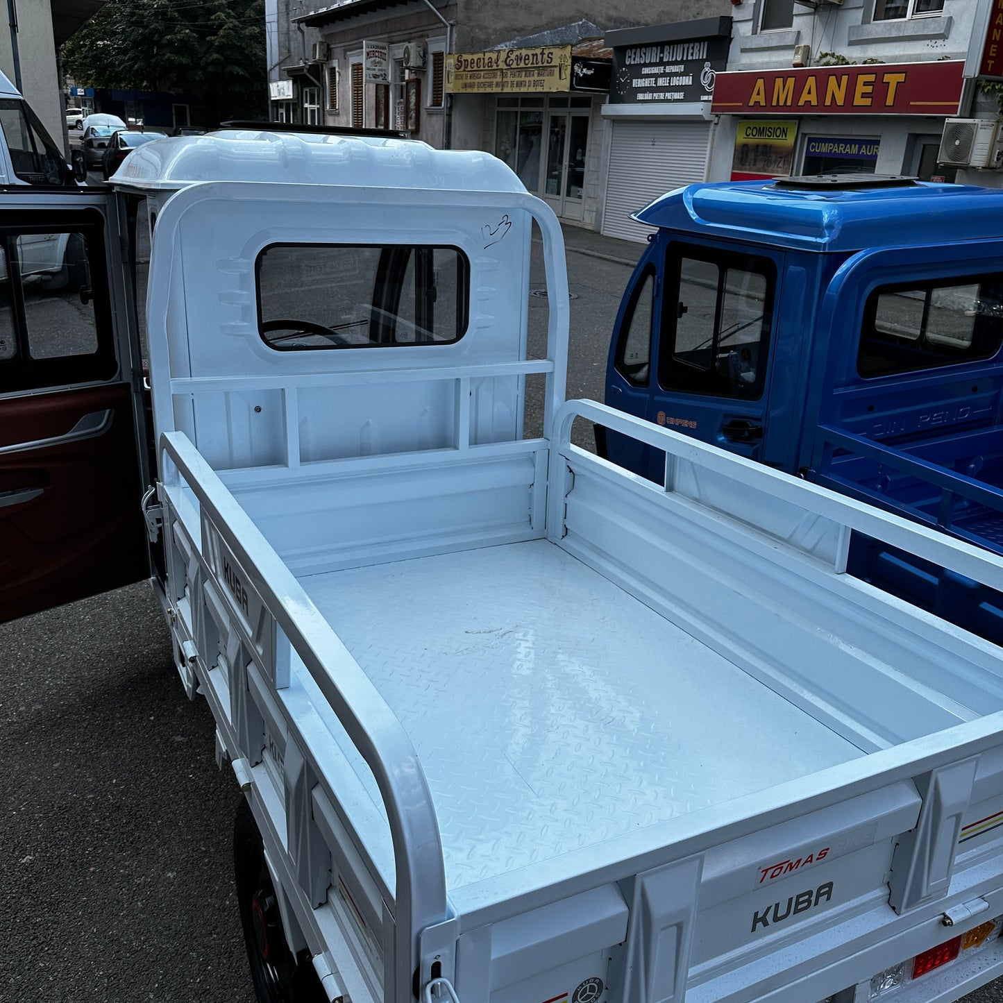 Tricicletă electrică KUBA E-KAMYONET cu cabină, benă basculabilă obloane rabatabile 1500W 72V 58Ah