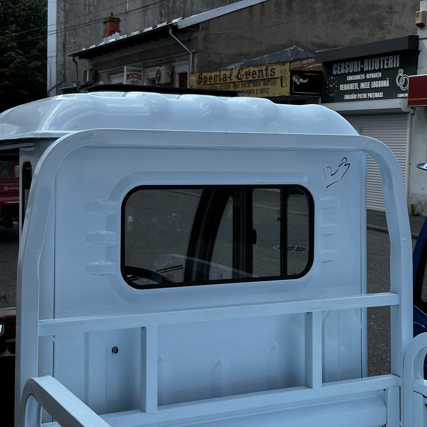 Tricicletă electrică KUBA E-KAMYONET cu cabină, benă basculabilă obloane rabatabile 1500W 72V 58Ah