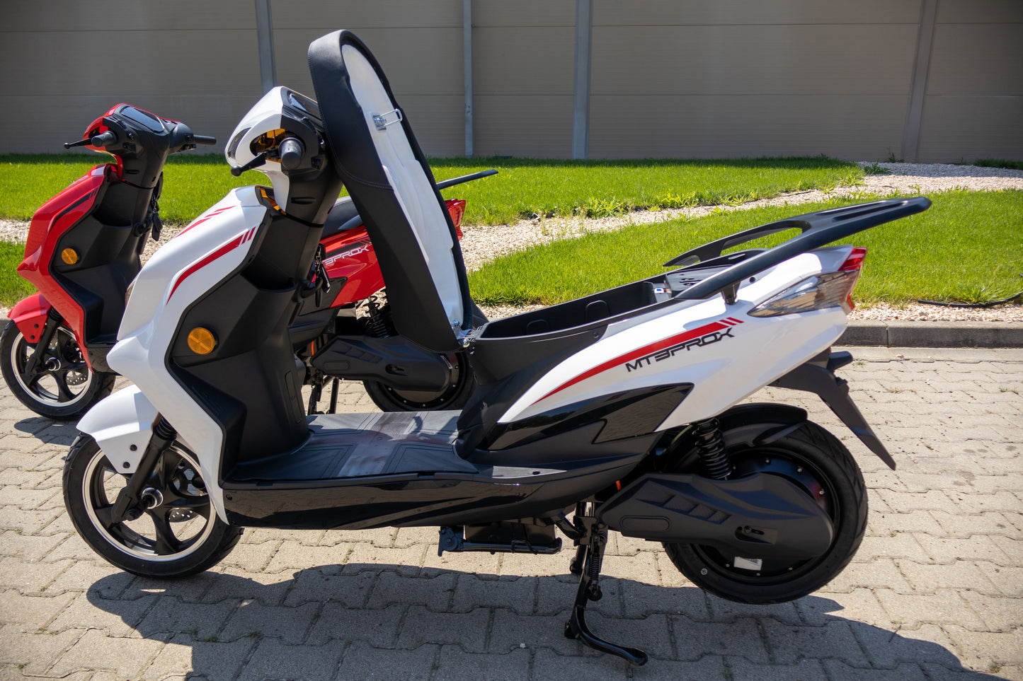 Scuter Electric Fără Permis Kuba MT3 PRO X, Viteză Maximă 25 km/h, Motor 3000W, Autonomie 80-100km, Baterie 72V 20Ah