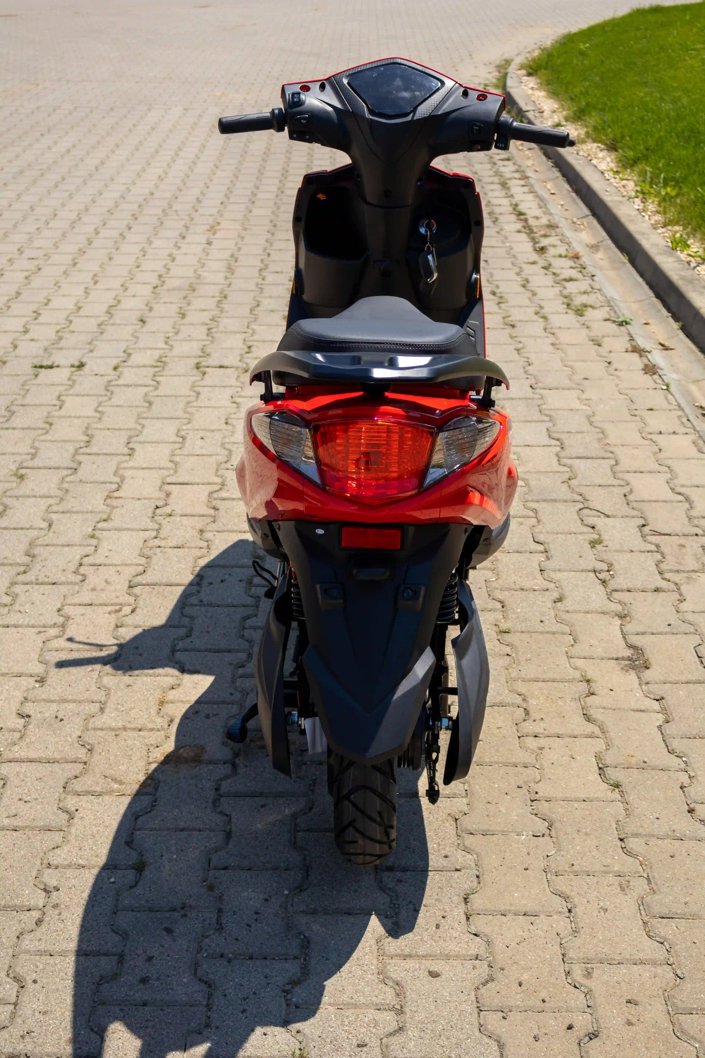 Scuter Electric Fără Permis Kuba MT3 PRO X, Viteză Maximă 25 km/h, Motor 3000W, Autonomie 80-100km, Baterie 72V 20Ah