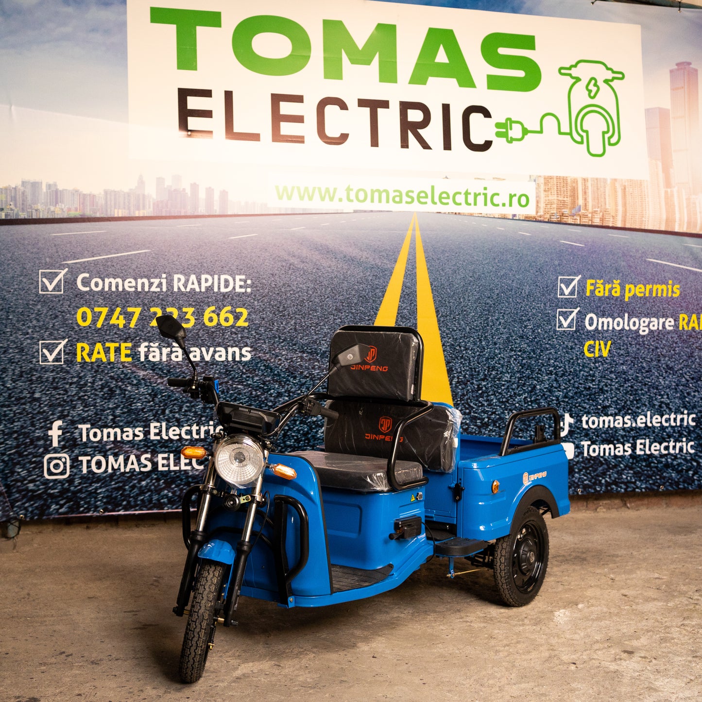 Triciclu electric AMR200, 2 locuri și cabină 2300W, fără permis, sarcina 375Kg