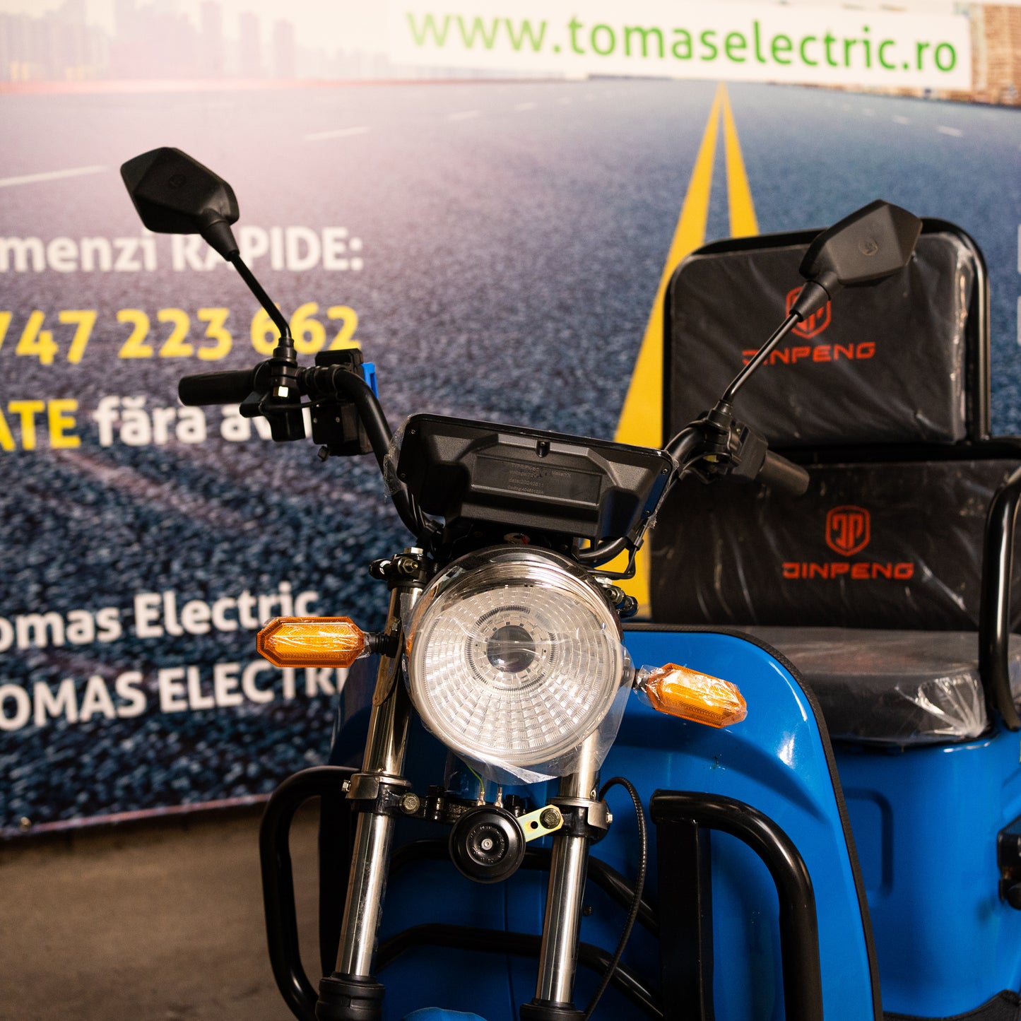 Triciclu electric AMR200, 2 locuri și cabină 2300W, fără permis, sarcina 375Kg