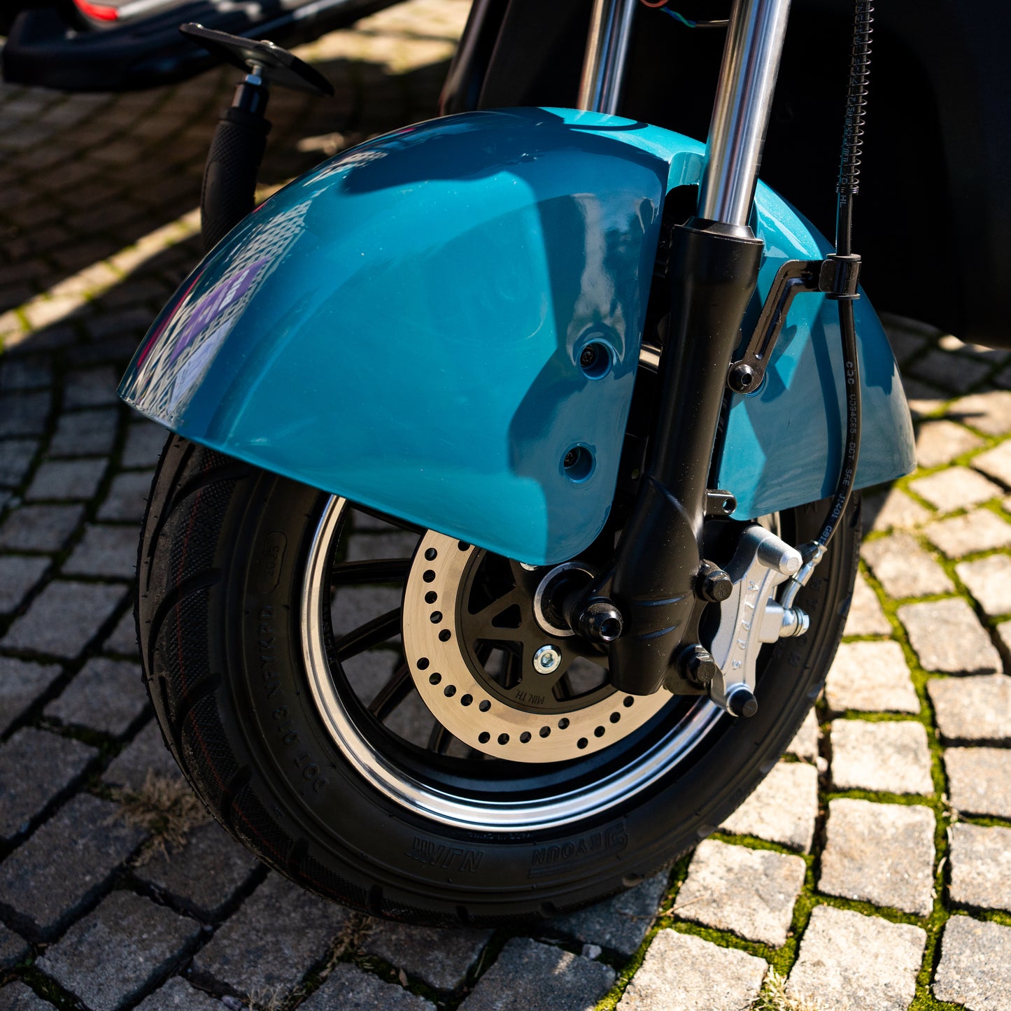 Tricicletă Electrică Rotakt Safari, Fără Permis, Motor 1000W, Viteză Maximă 25km/h, Autonomie 62 km, Baterie 60V 20Ah, Greutate Maximă 187 kg