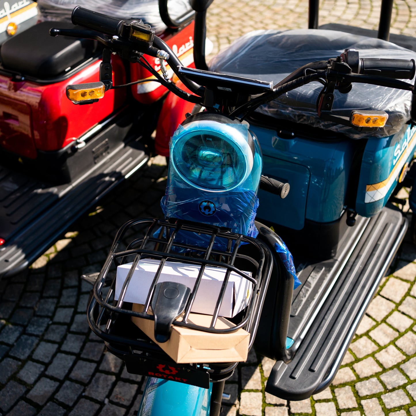 Tricicletă Electrică Rotakt Safari, Fără Permis, Motor 1000W, Viteză Maximă 25km/h, Autonomie 62 km, Baterie 60V 20Ah, Greutate Maximă 187 kg