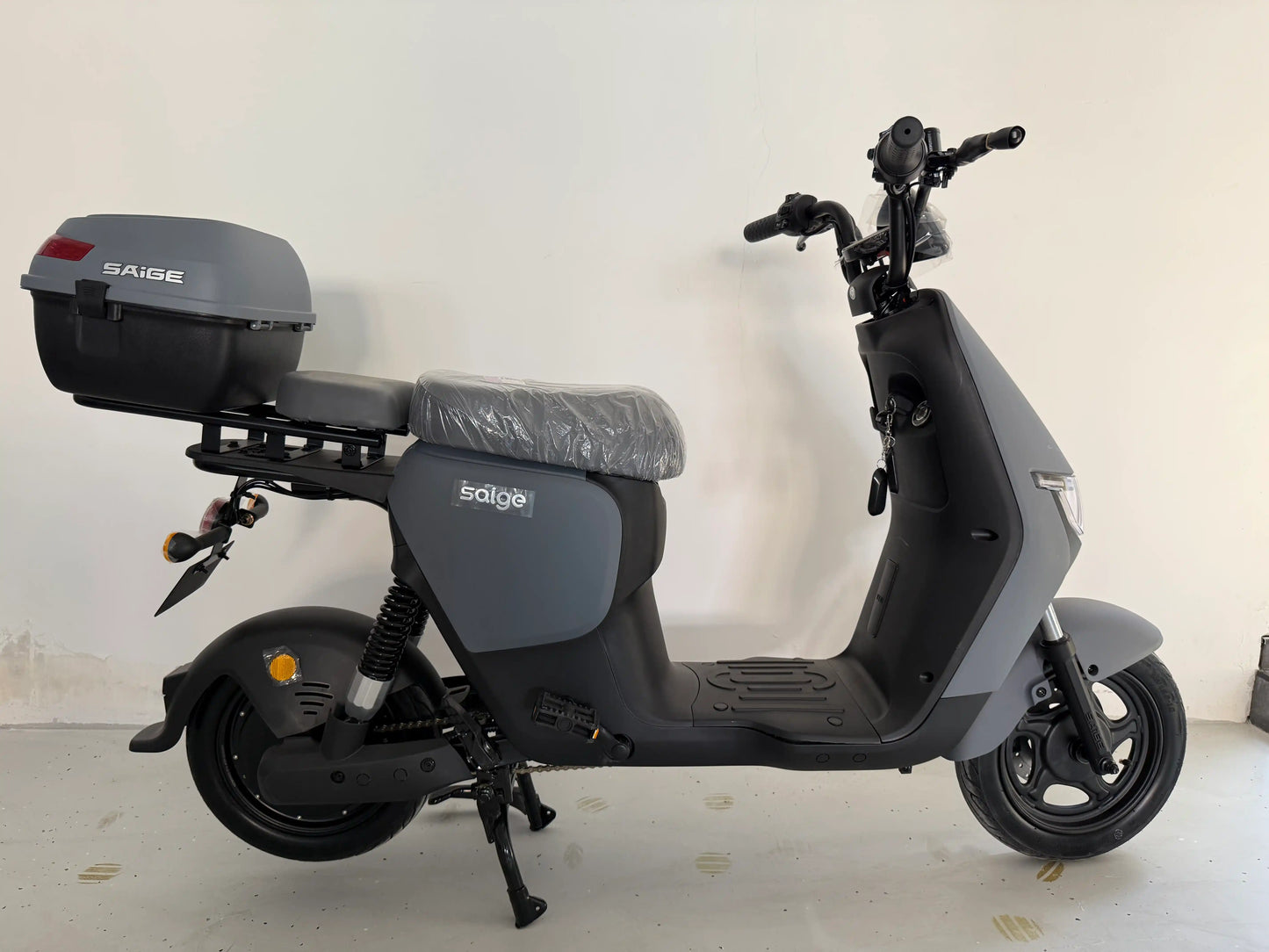 Scuter Electric Fără Permis Saige Rapid XJH, Viteză Maximă 25 km/h, Motor 800W, Autonomie 60km, Baterie 60V 20Ah
