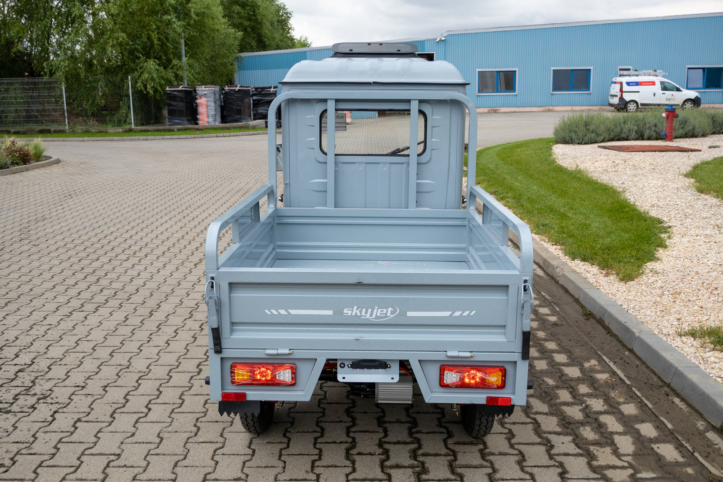 Tricicletă Electrică Skyjet E-Kamyonet Sky Van Fără Permis, Viteză Maximă 25 km/h, Cabină, Benă Basculabilă, Autonomie 60km, Motor 3000W, Baterie 72V 45Ah