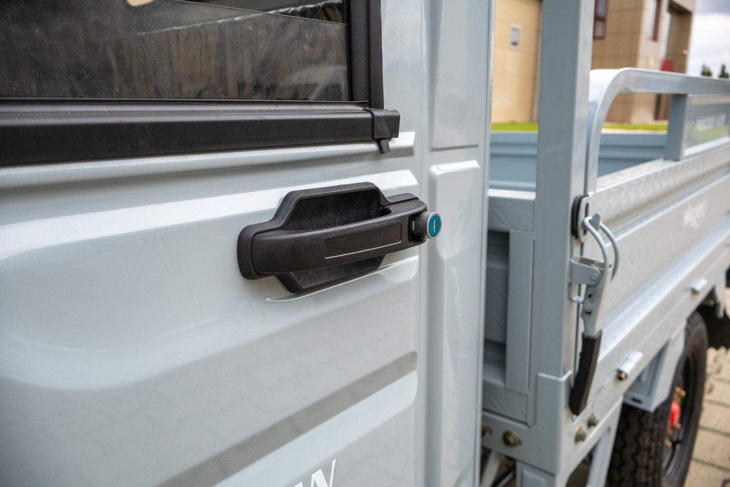 Tricicletă Electrică Skyjet E-Kamyonet Sky Van Fără Permis, Viteză Maximă 25 km/h, Cabină, Benă Basculabilă, Autonomie 60km, Motor 3000W, Baterie 72V 45Ah