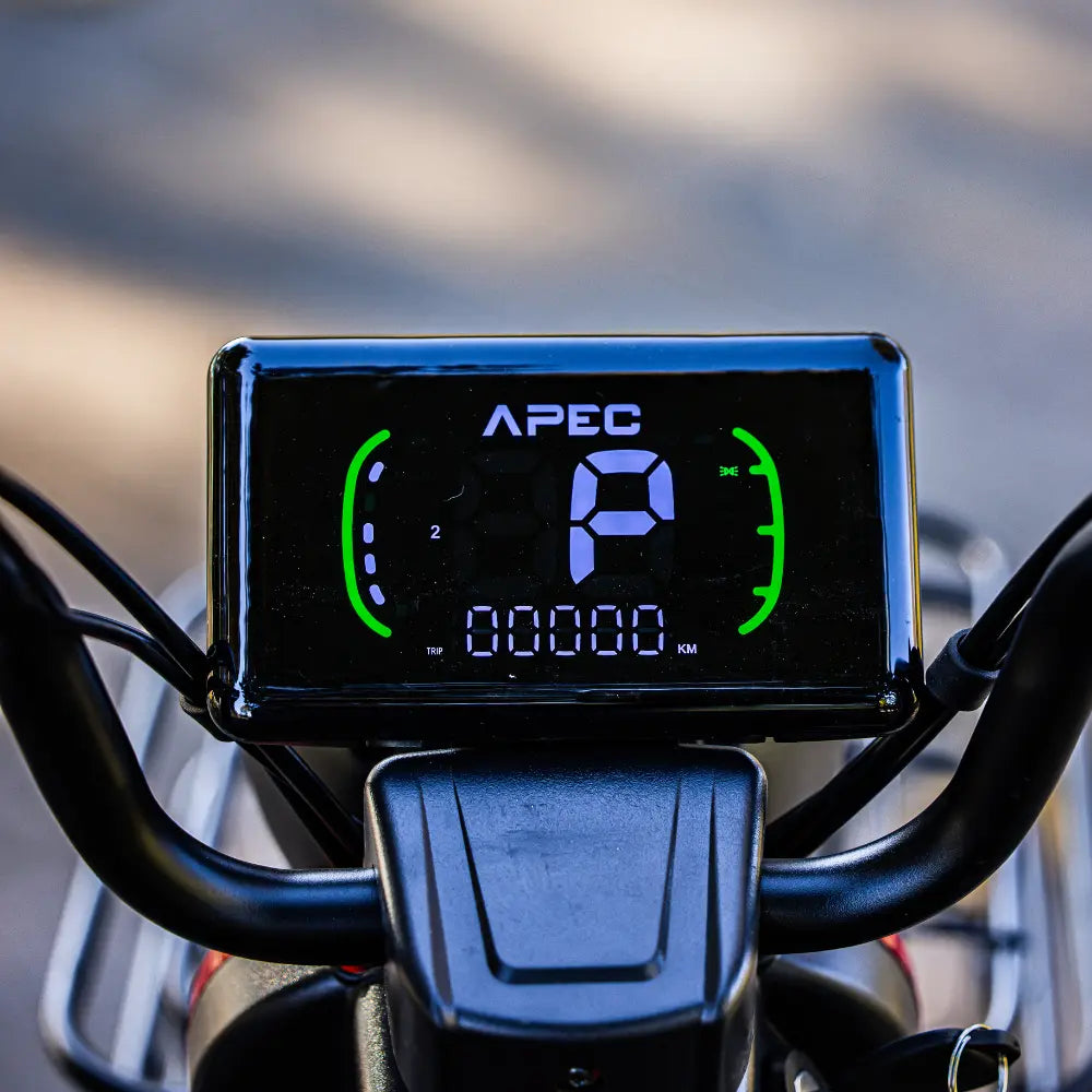 Tricicletă Electrică APEC APM5, Fără Permis, 2 Locuri, Roșie, Motor 1000W, Baterie VRLA GEL 60V 20Ah, Autonomie 36 km, Viteză 25 km/h