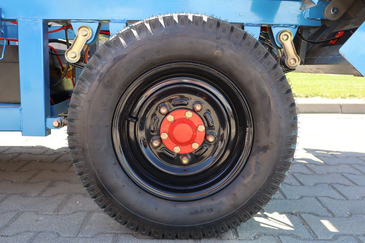 Geeli E-Truck albastru, roată văzută frontal