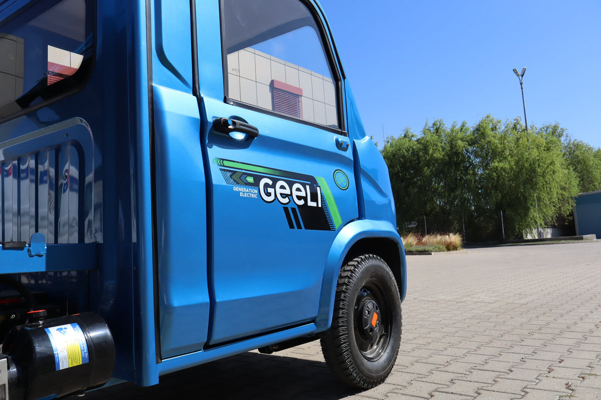 Geeli E-Truck albastru, portiera cabinei
