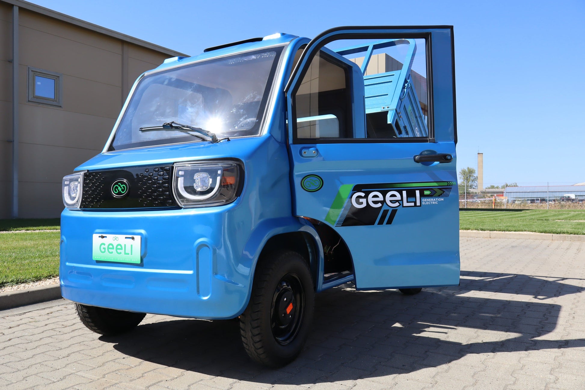 Geeli E-Truck albastru, cabina cu ușa deschisă