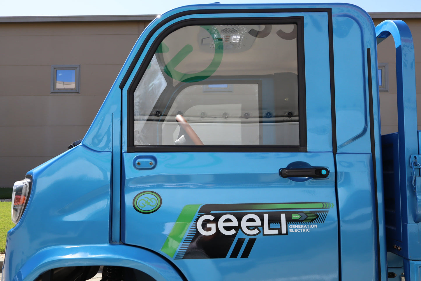 Geeli E-Truck albastru, cabina văzută din exterior