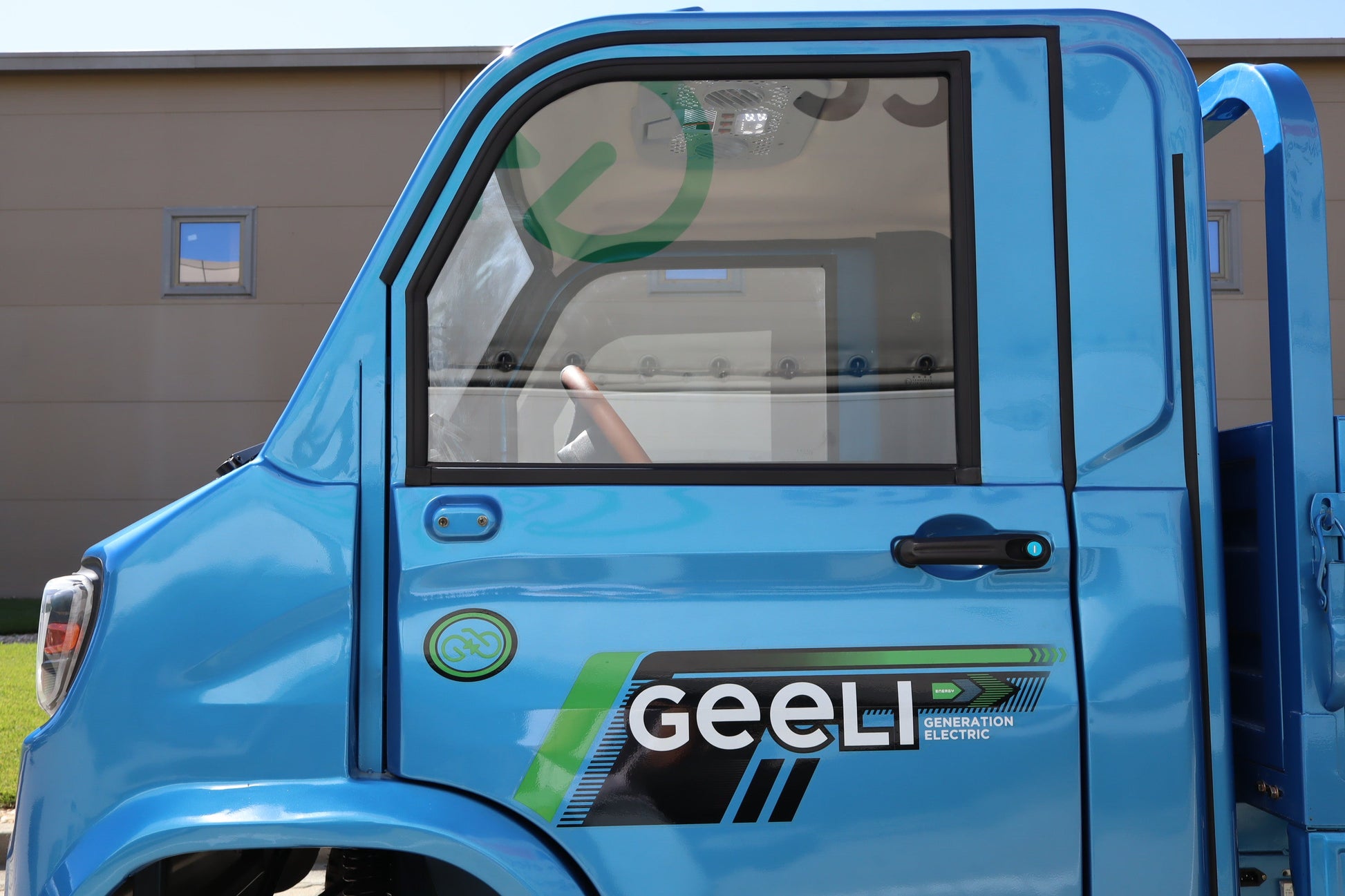 Geeli E-Truck albastru, cabina văzută din exterior