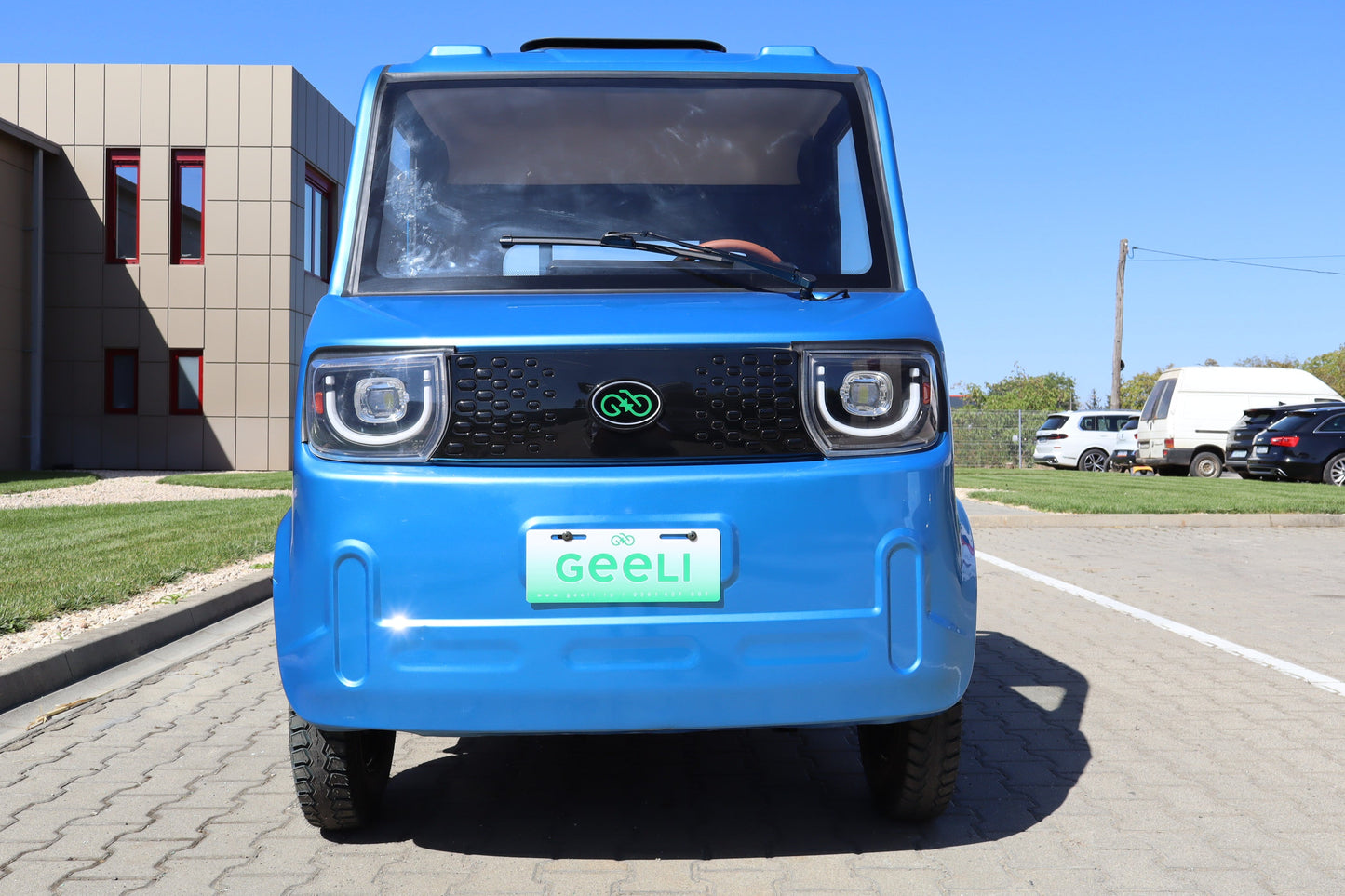 Geeli E-Truck albastru, vedere frontală a cabinei