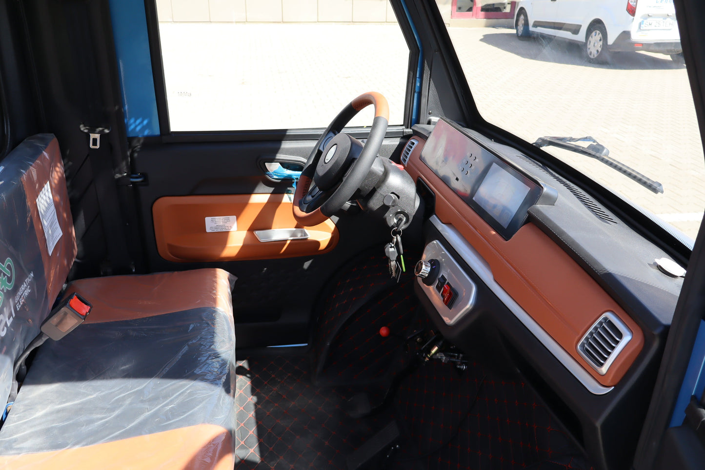Geeli E-Truck albastru, interiorul cabinei