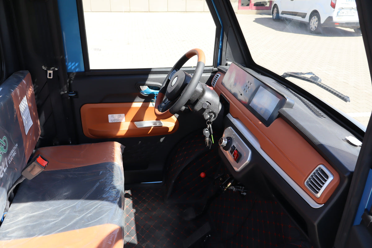 Geeli E-Truck albastru, interiorul cabinei