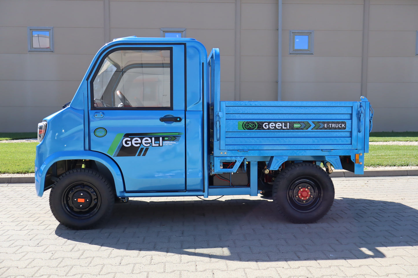 Geeli E-Truck albastru, vedere laterală stânga, al doilea unghi
