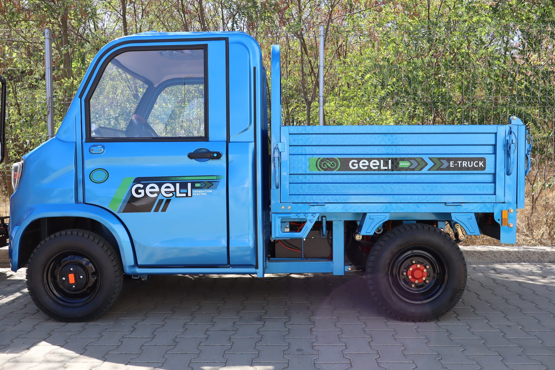 Camionetă electrică Geeli E-Truck albastră, vedere laterală stânga