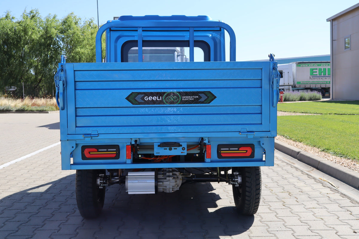 Geeli E-Truck albastru, vedere din spate a benei