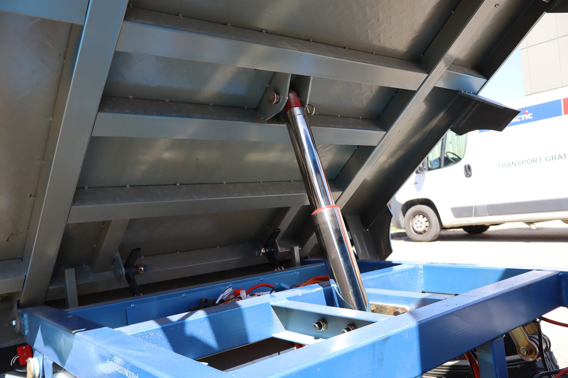 Geeli E-Truck, piston de basculare a benei