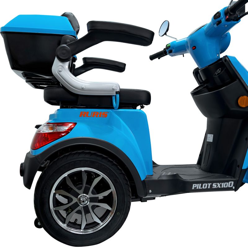 PILOT SX100 din spate-lateral, cu cutia de depozitare