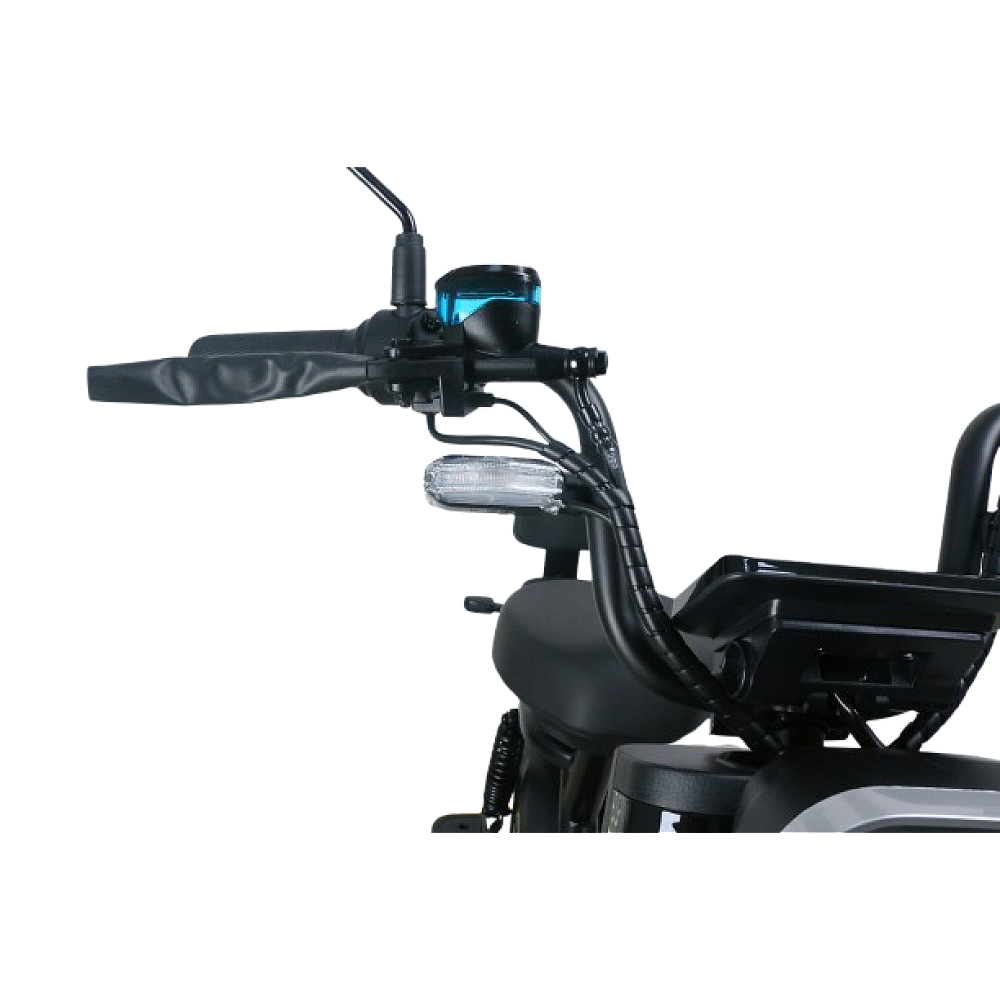 Comenzile de pe ghidonul scuterului electric RDB ROMA