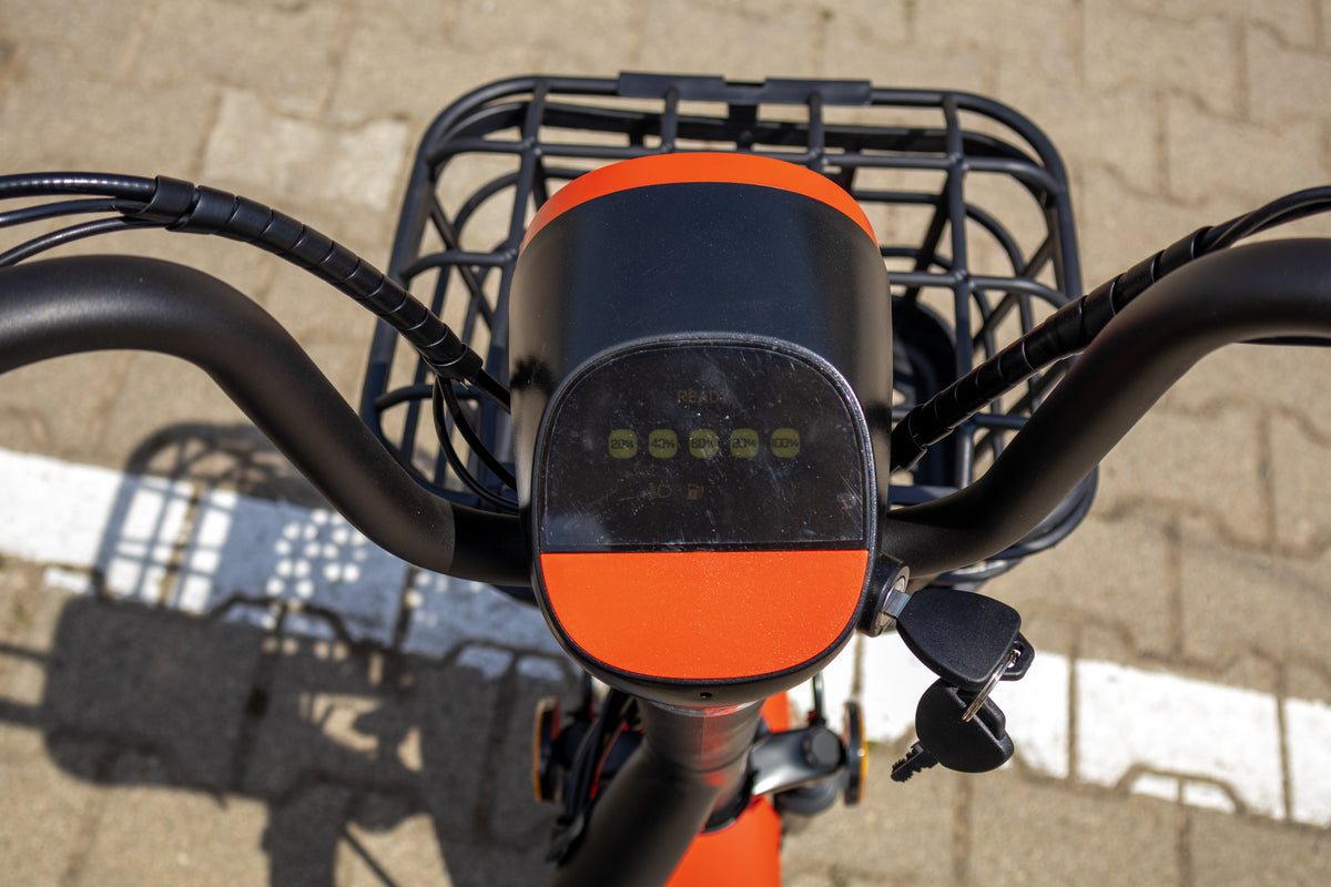 Scuter Electric Geeli Bee, Fără Permis, Viteză Maximă 25 km/h, Cu Pedale, 2 Locuri, Motor 350W, Baterie 48V 12Ah, Autonomie 35 km