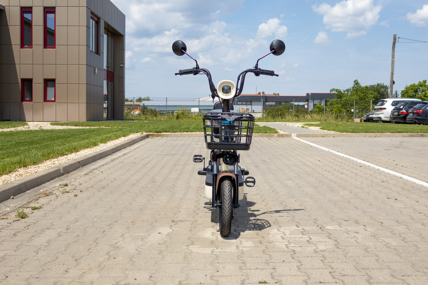 Scuter Electric Geeli Bee, Fără Permis, Viteză Maximă 25 km/h, Cu Pedale, 2 Locuri, Motor 350W, Baterie 48V 12Ah, Autonomie 35 km
