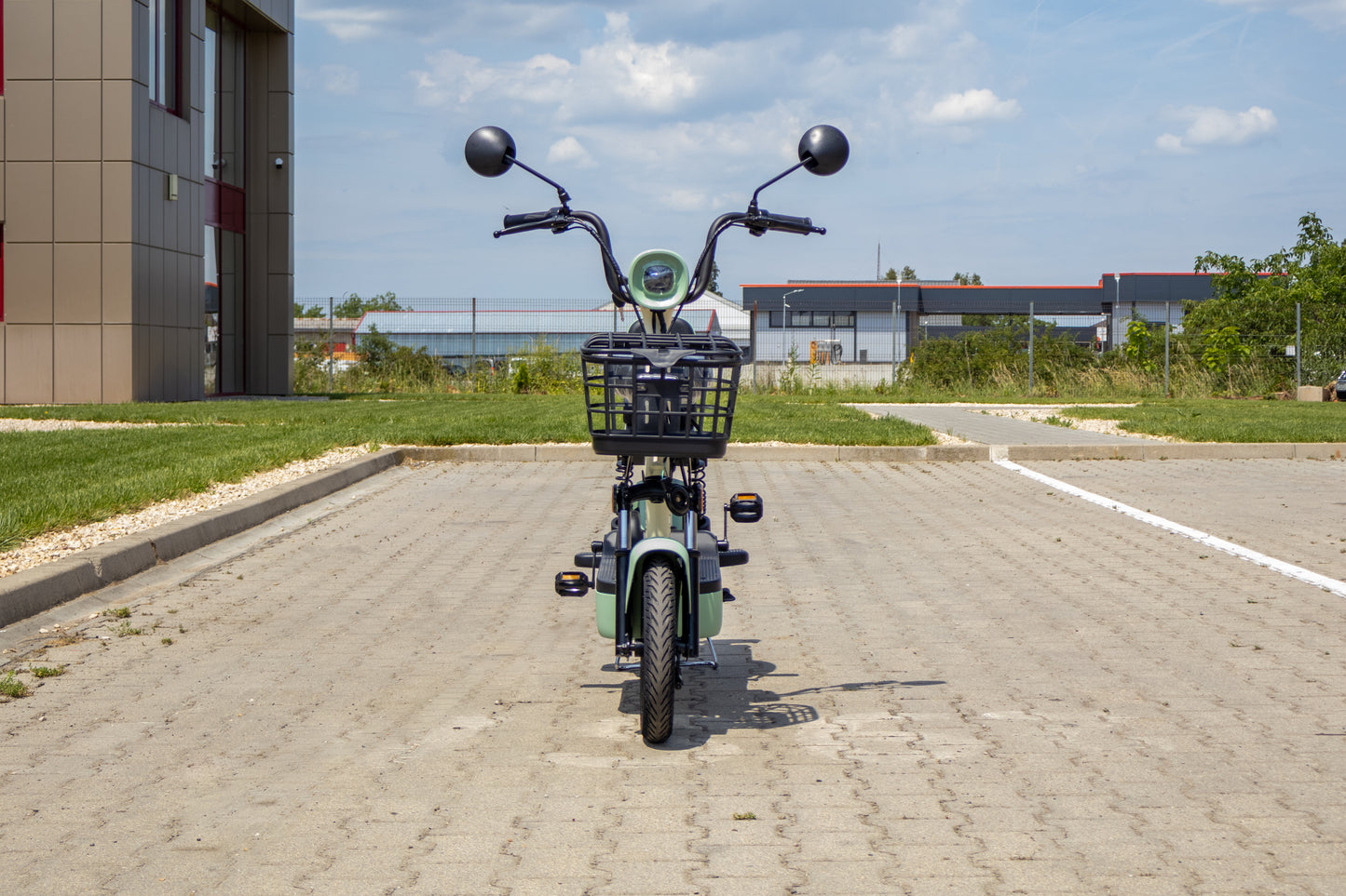 Scuter Electric Geeli Bee, Fără Permis, Viteză Maximă 25 km/h, Cu Pedale, 2 Locuri, Motor 350W, Baterie 48V 12Ah, Autonomie 35 km