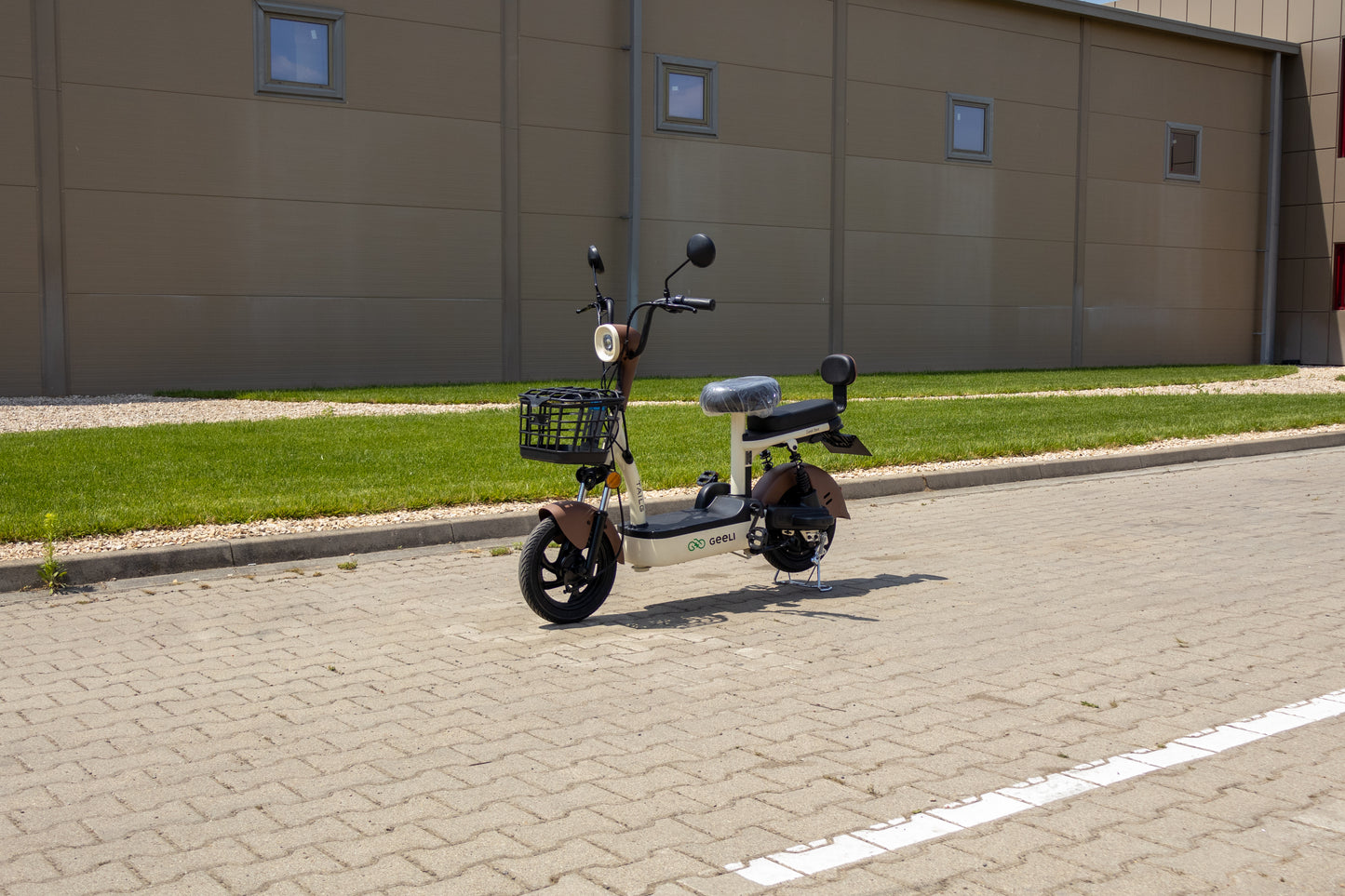 Scuter Electric Geeli Bee, Fără Permis, Viteză Maximă 25 km/h, Cu Pedale, 2 Locuri, Motor 350W, Baterie 48V 12Ah, Autonomie 35 km