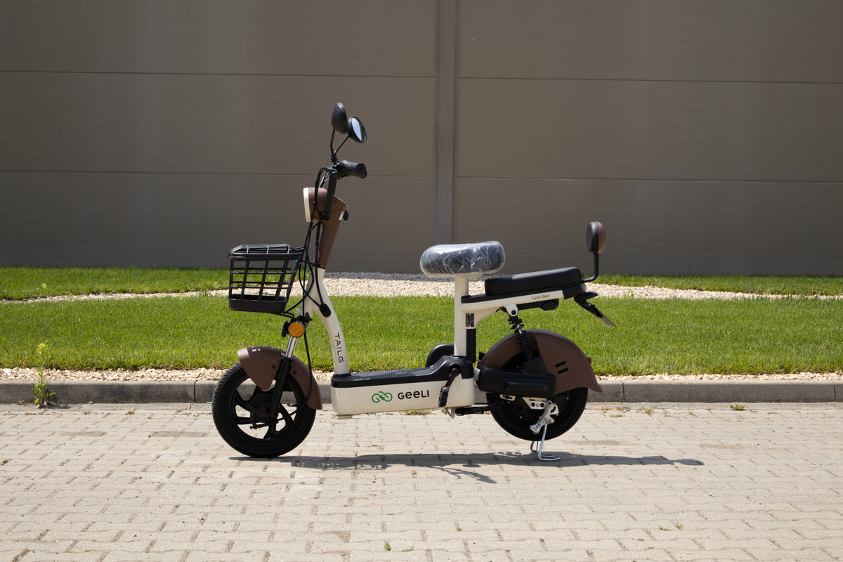Scuter Electric Geeli Bee, Fără Permis, Viteză Maximă 25 km/h, Cu Pedale, 2 Locuri, Motor 350W, Baterie 48V 12Ah, Autonomie 35 km
