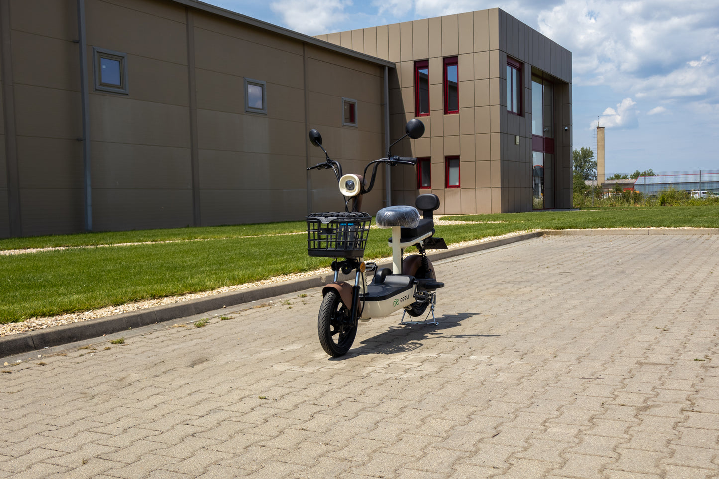 Scuter Electric Geeli Bee, Fără Permis, Viteză Maximă 25 km/h, Cu Pedale, 2 Locuri, Motor 350W, Baterie 48V 12Ah, Autonomie 35 km