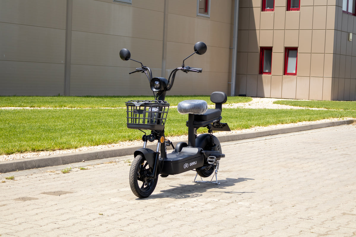 Scuter Electric Geeli Bee, Fără Permis, Viteză Maximă 25 km/h, Cu Pedale, 2 Locuri, Motor 350W, Baterie 48V 12Ah, Autonomie 35 km