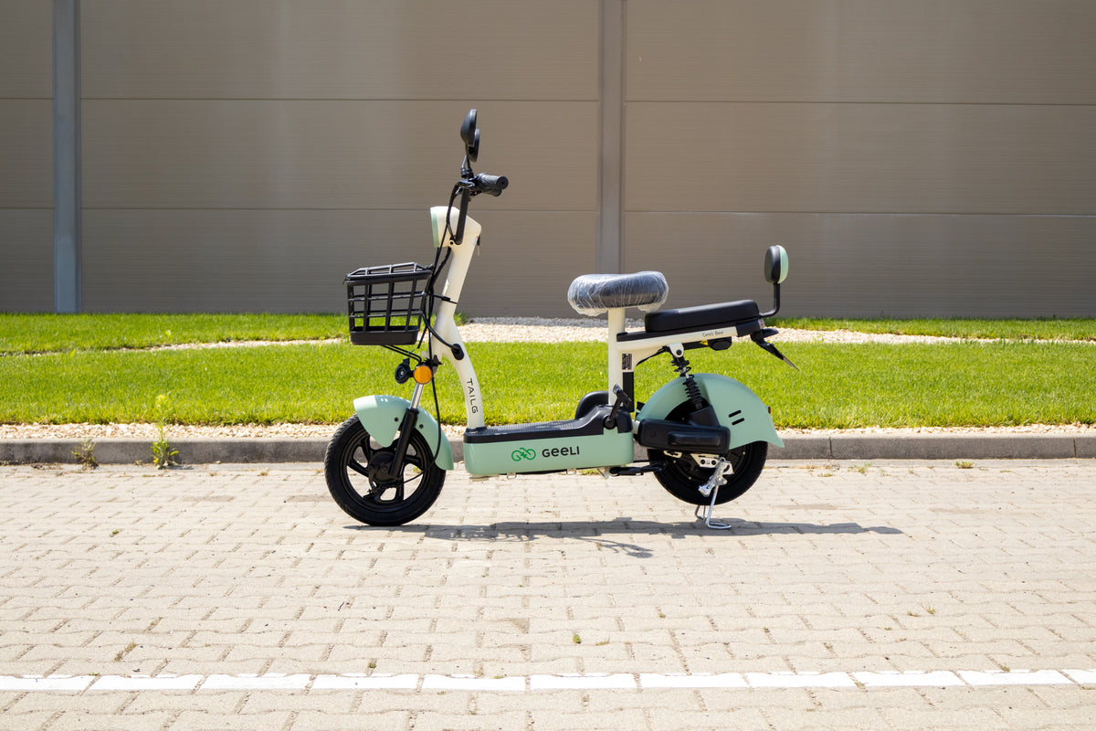 Scuter Electric Geeli Bee, Fără Permis, Viteză Maximă 25 km/h, Cu Pedale, 2 Locuri, Motor 350W, Baterie 48V 12Ah, Autonomie 35 km