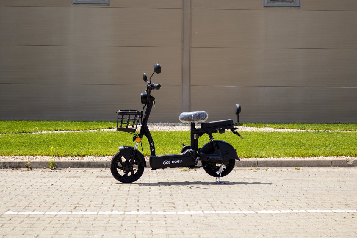 Scuter Electric Geeli Bee, Fără Permis, Viteză Maximă 25 km/h, Cu Pedale, 2 Locuri, Motor 350W, Baterie 48V 12Ah, Autonomie 35 km