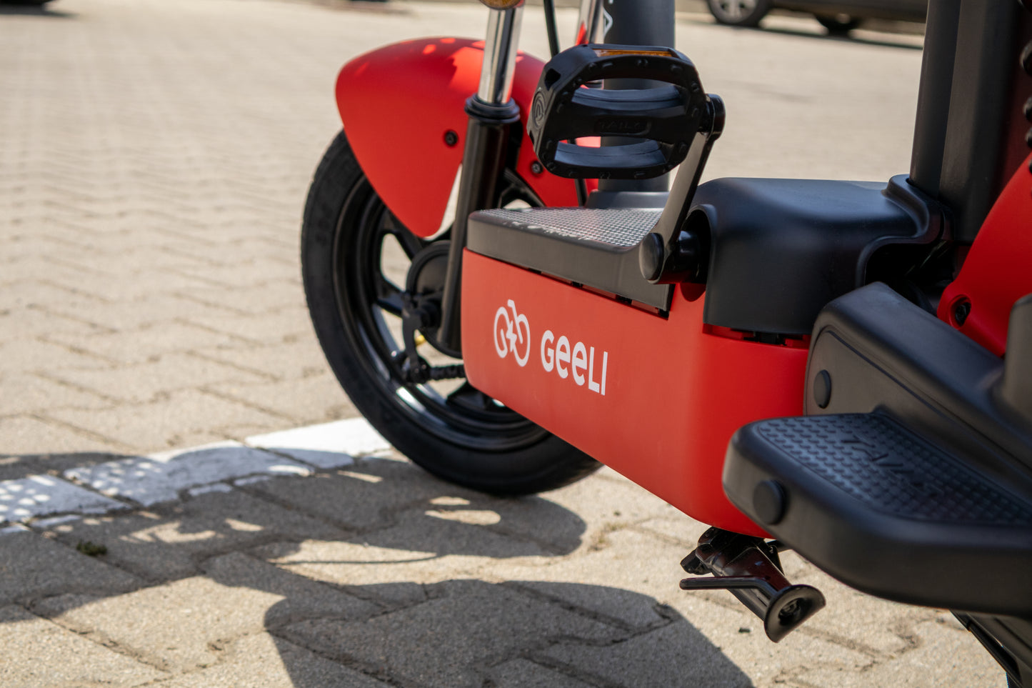 Scuter Electric Geeli Bee, Fără Permis, Viteză Maximă 25 km/h, Cu Pedale, 2 Locuri, Motor 350W, Baterie 48V 12Ah, Autonomie 35 km