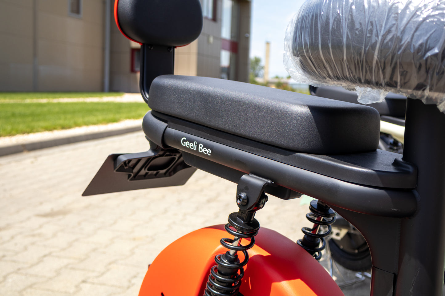 Scuter Electric Geeli Bee, Fără Permis, Viteză Maximă 25 km/h, Cu Pedale, 2 Locuri, Motor 350W, Baterie 48V 12Ah, Autonomie 35 km