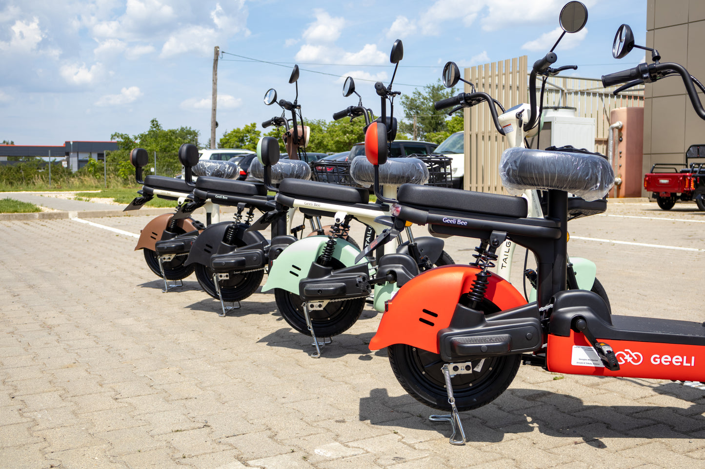 Scuter Electric Geeli Bee, Fără Permis, Viteză Maximă 25 km/h, Cu Pedale, 2 Locuri, Motor 350W, Baterie 48V 12Ah, Autonomie 35 km