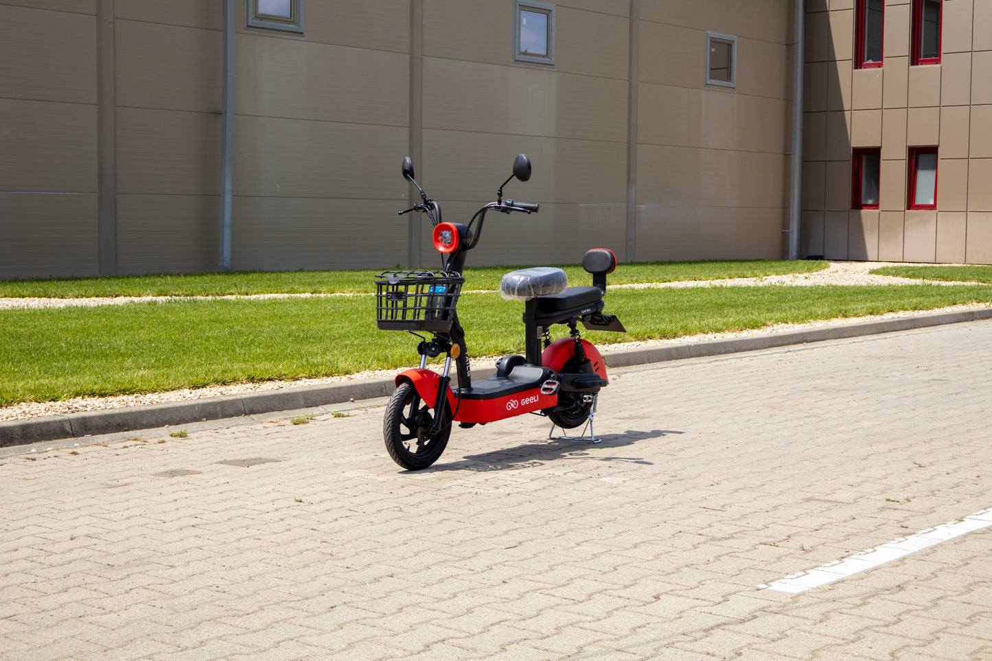 Scuter Electric Geeli Bee, Fără Permis, Viteză Maximă 25 km/h, Cu Pedale, 2 Locuri, Motor 350W, Baterie 48V 12Ah, Autonomie 35 km