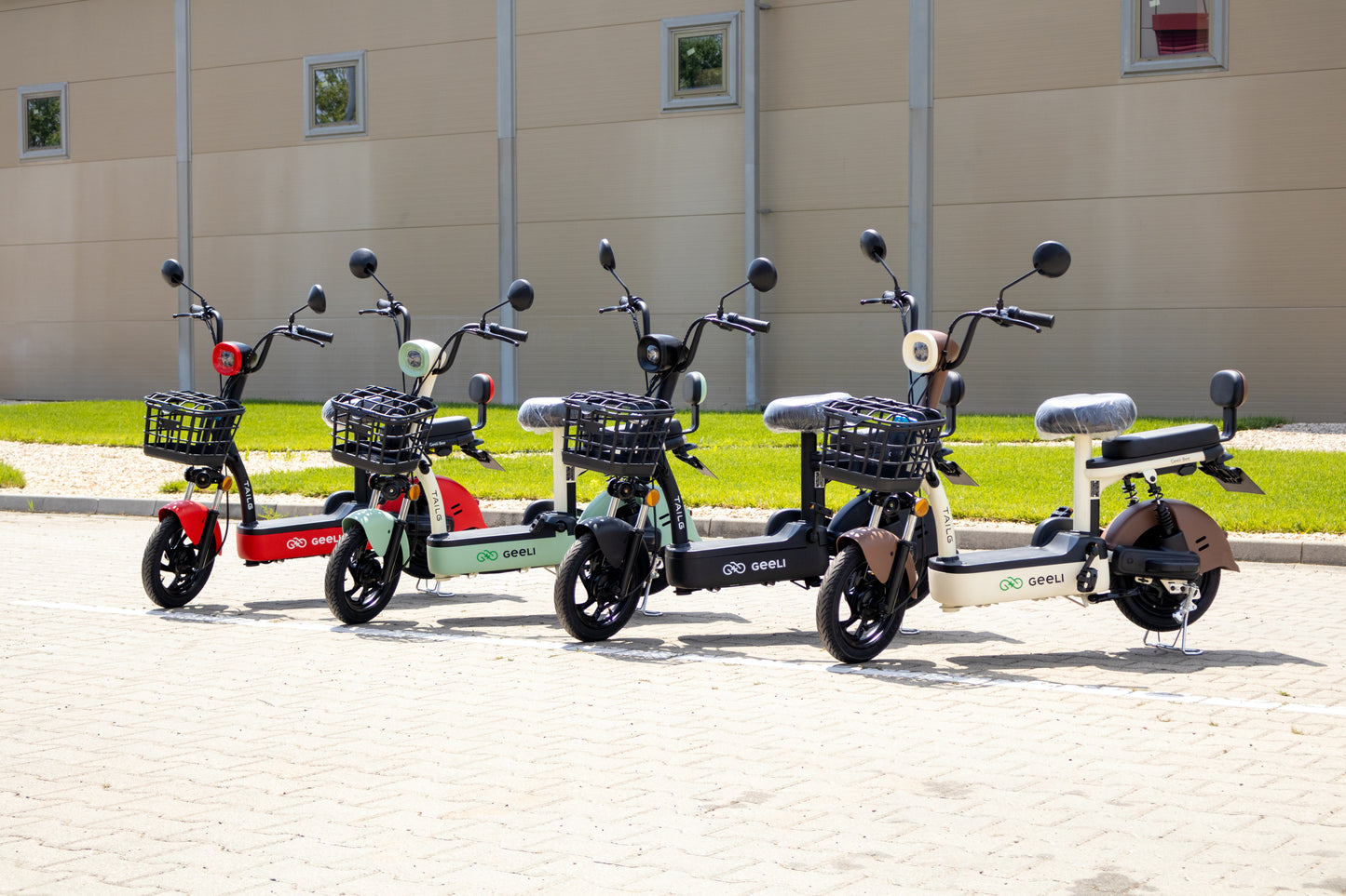 Scuter Electric Geeli Bee, Fără Permis, Viteză Maximă 25 km/h, Cu Pedale, 2 Locuri, Motor 350W, Baterie 48V 12Ah, Autonomie 35 km